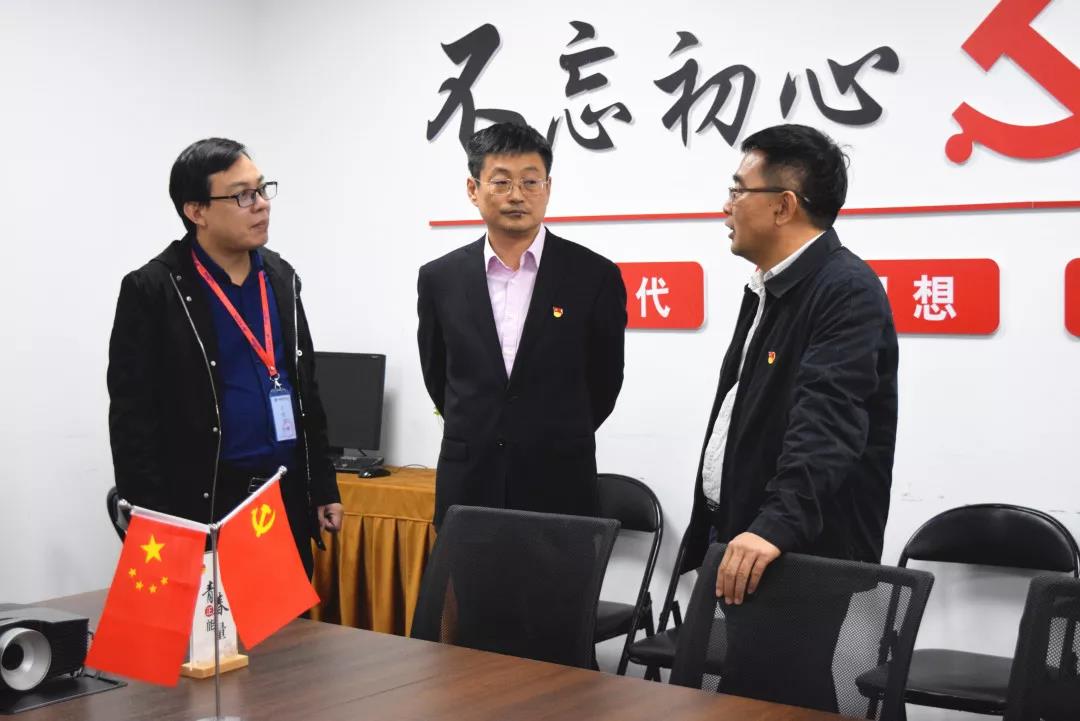 中共安陽市委網(wǎng)信辦主任路玉軍、副主任王曉萌等一行人蒞臨安陽青峰網(wǎng)絡(luò)指導(dǎo)工作
