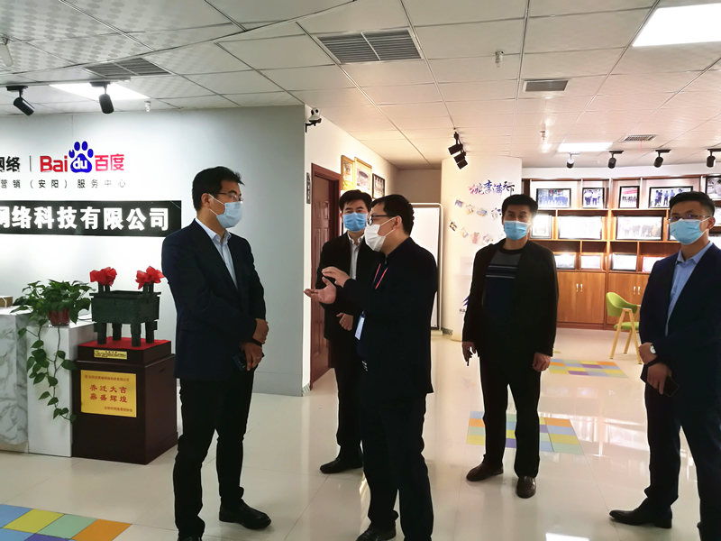 安陽(yáng)市商務(wù)局副局長(zhǎng)張躍勇，攜同天津伍創(chuàng)電子商務(wù)有限公司李富民一行蒞臨安陽(yáng)青峰網(wǎng)絡(luò)參觀指導(dǎo)！！